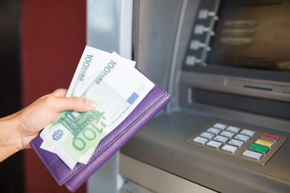 Banconote da 100 euro prelevate allo sportello