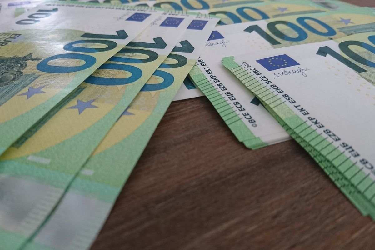 Denaro contante sul tavolo