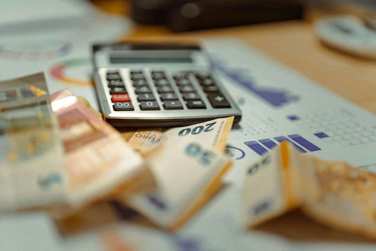 Denaro sparso sul tavolo