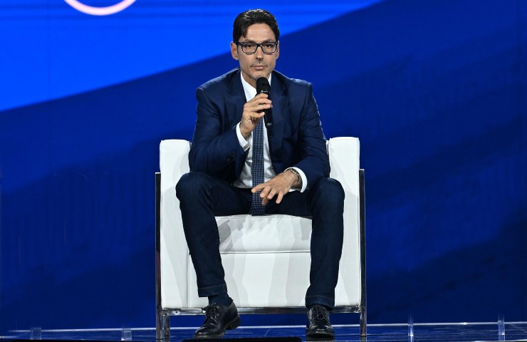 Pier Silvio Berlusconi seduto con un microfono in mano