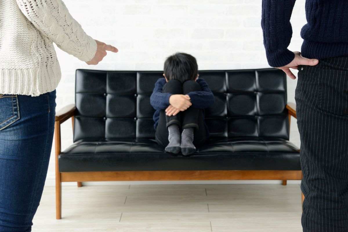 Genitori sgridano il loro bambino