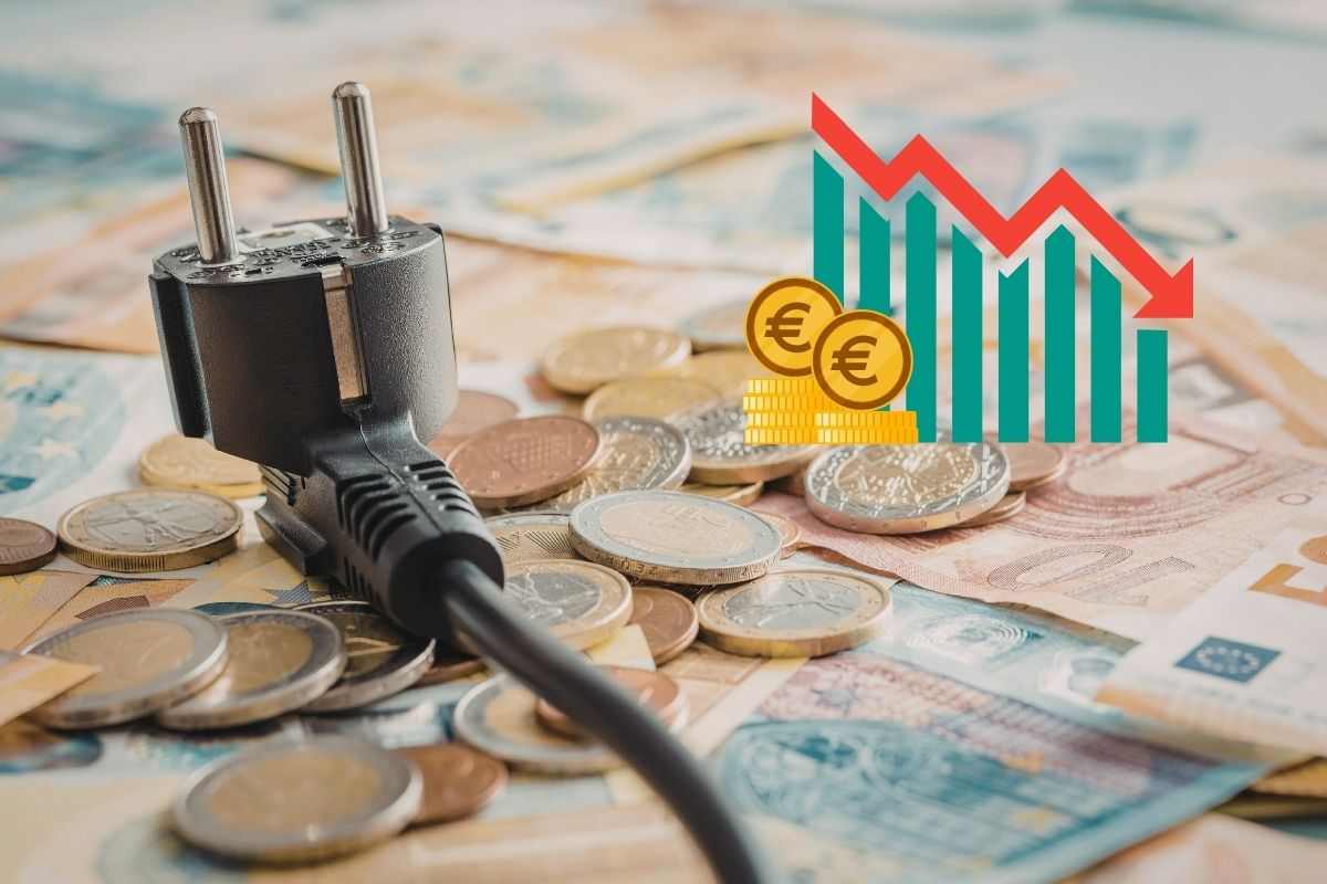 Banconote e monete sparse sul tavolo