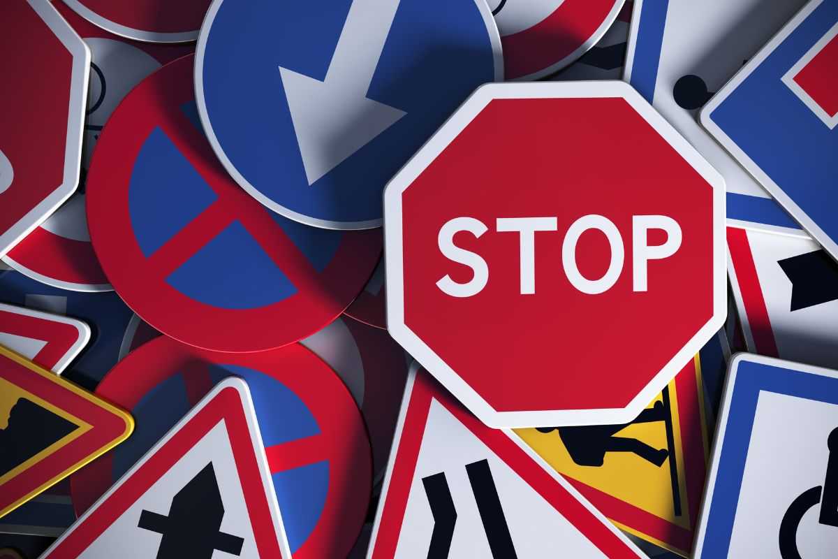 Cartelli stradali ammucchiati casualmente