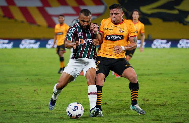 Mario Pineida sulla destra in un match contro il Fluminense