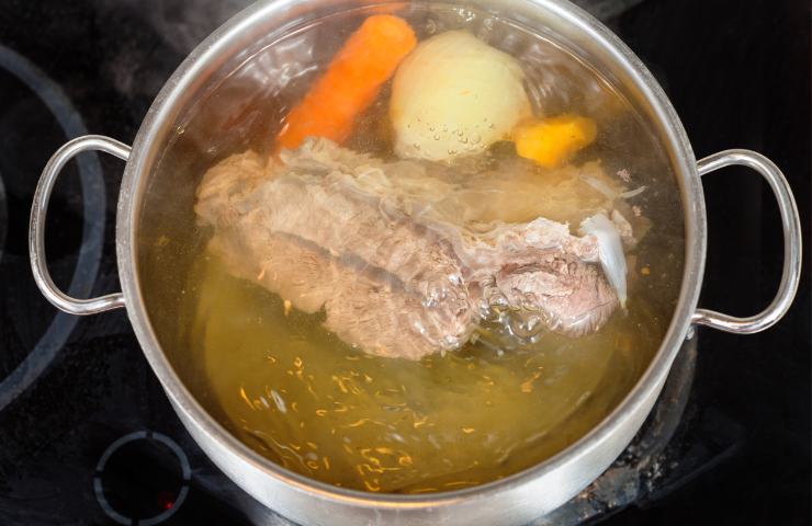 Brodo che cuoce in pentola
