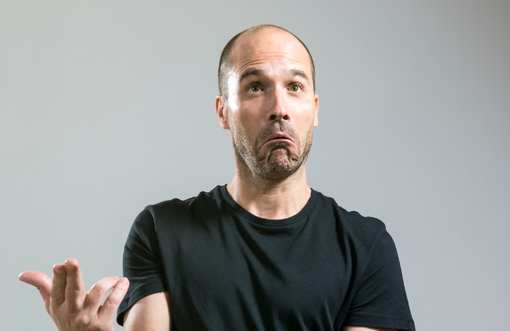 Uomo con una espressione ironica