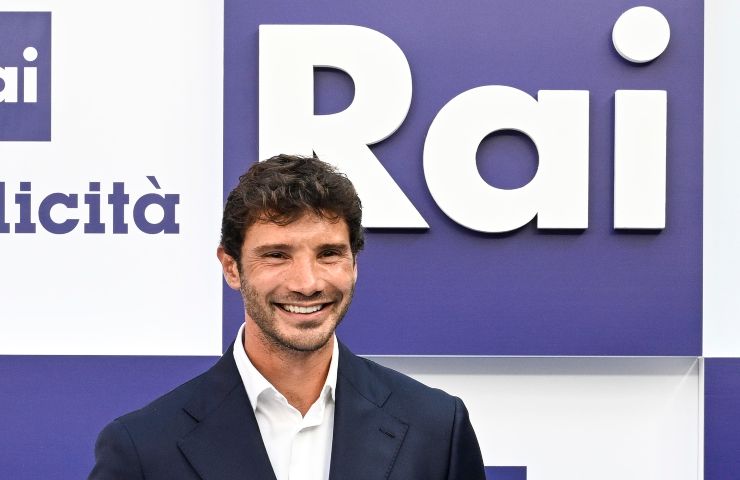 Stefano De Martino sorride sotto al logo della Rai