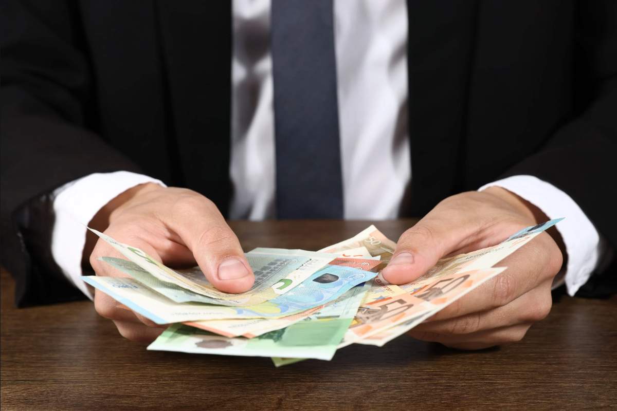 Uomo conta banconote Euro