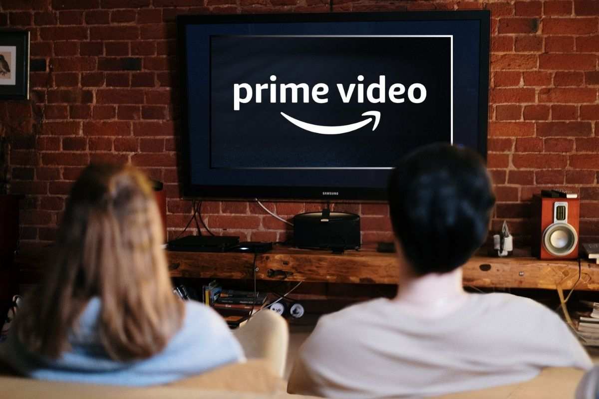 Coppia guarda televisione