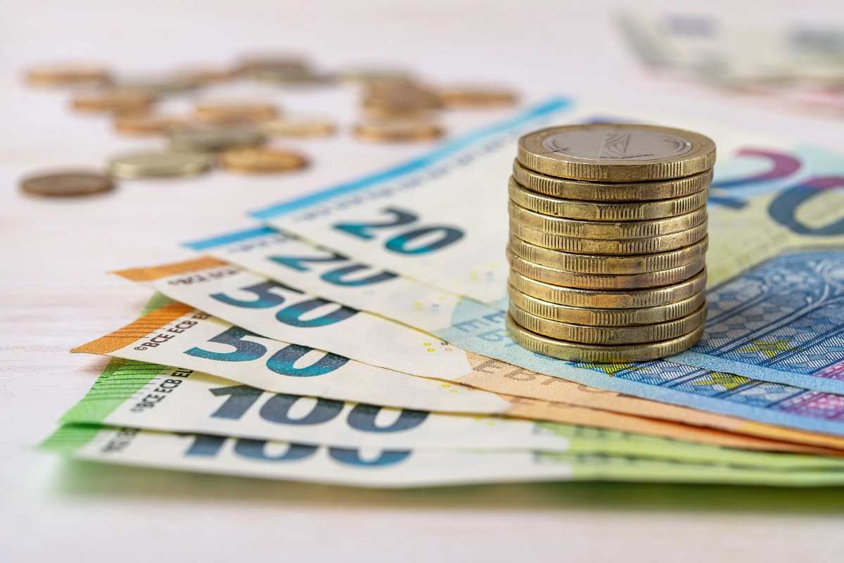 Banconote Euro disposte sul tavolo