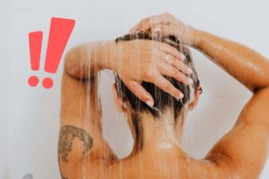 Ragazza si fa la doccia