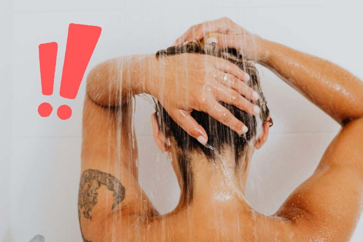 Ragazza si fa la doccia