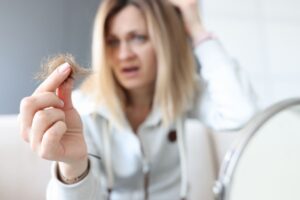 Donna si è appena strappata una ciocca di capellio