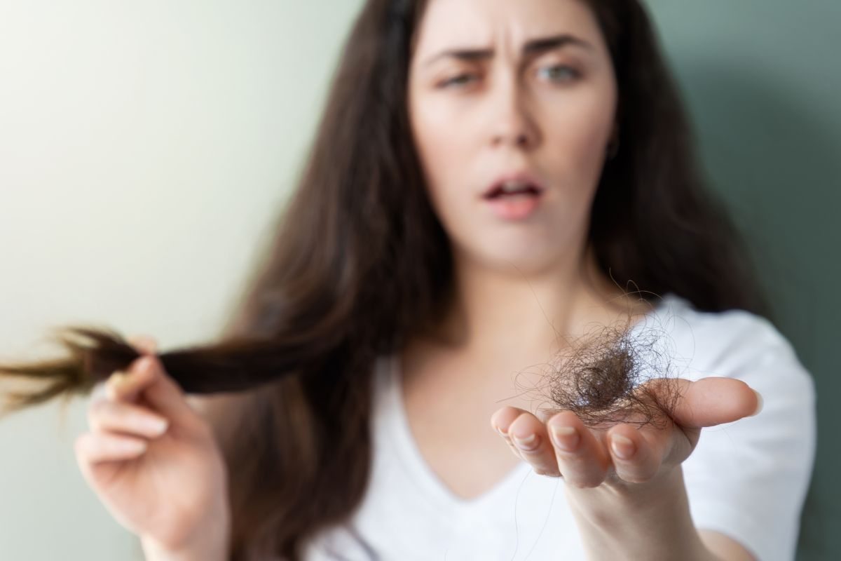 Donna mostra perdita id capelli