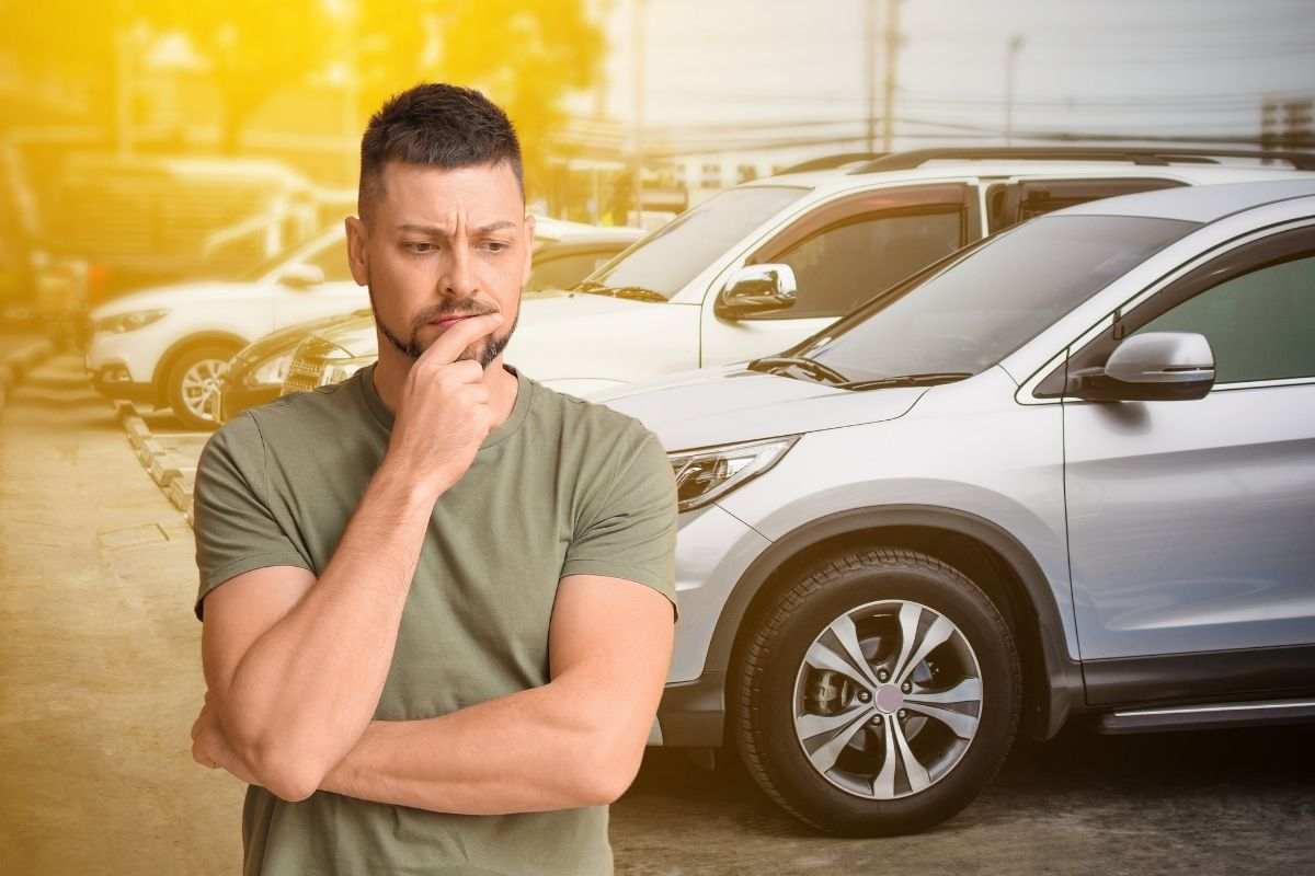 Ragazzo con espressione dubbiosa