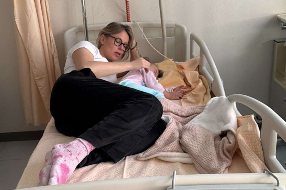La Pellegrini abbraccia la figlia Matilde in ospedale
