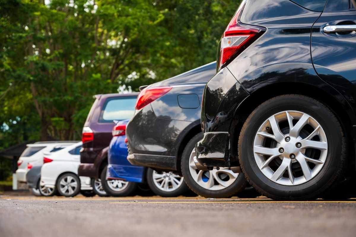 Automobili parcheggiate in strada