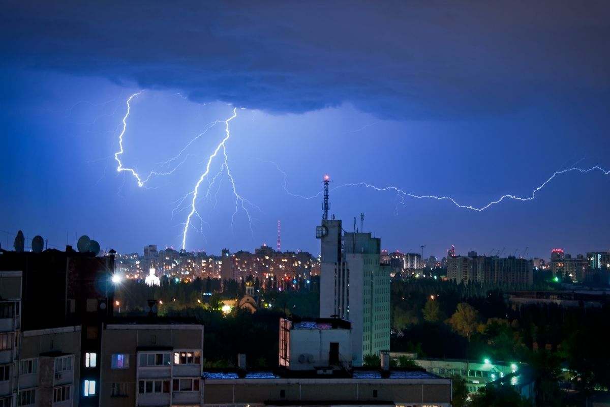 Temporale si abbatte sulla città