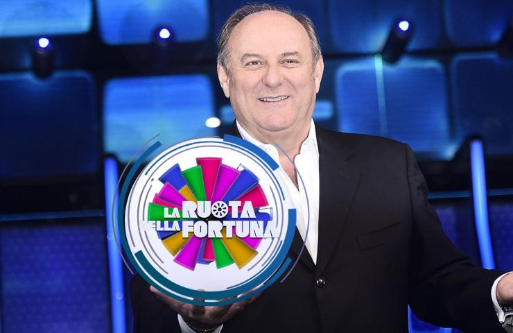 Gerry Scotti ed il logo de La Ruota della Fortuna