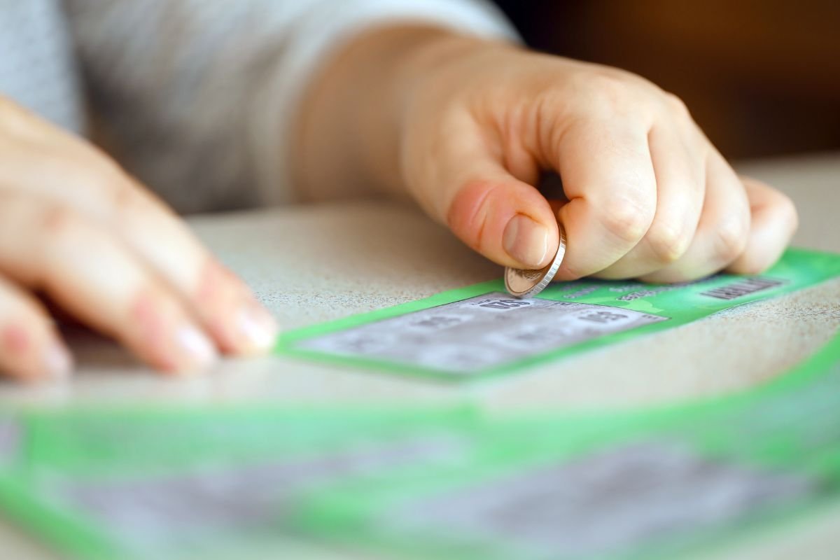 Grattare i numeri del gratta e vinci con una moneta