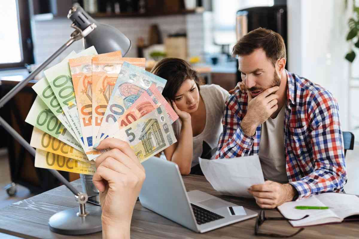 Coppia controlla i consumi domestici