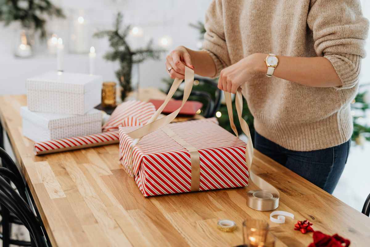 Donna impacchetta un regalo per Natale