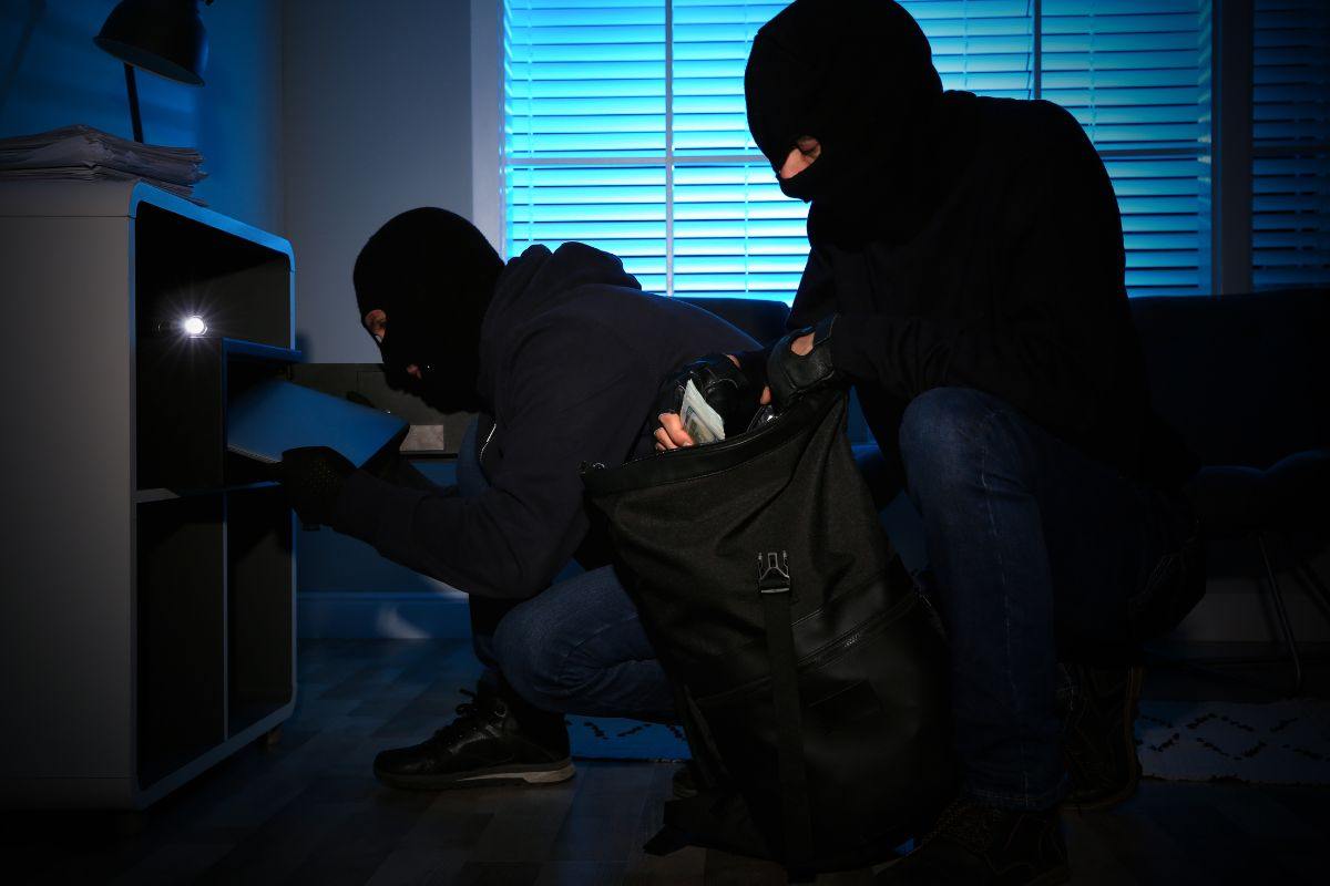 Padri si intrufolano in casa