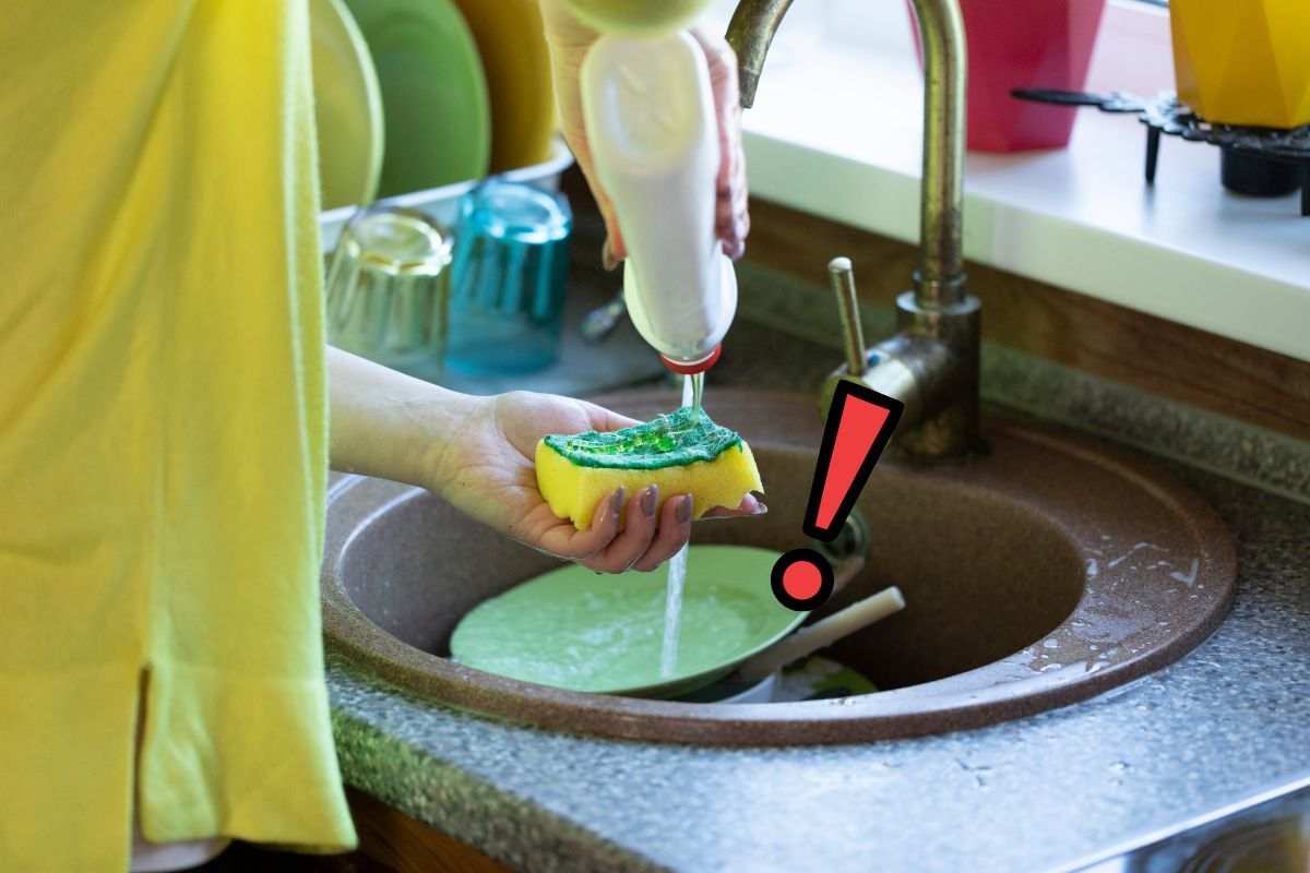 Donna lava i piatti sporchi