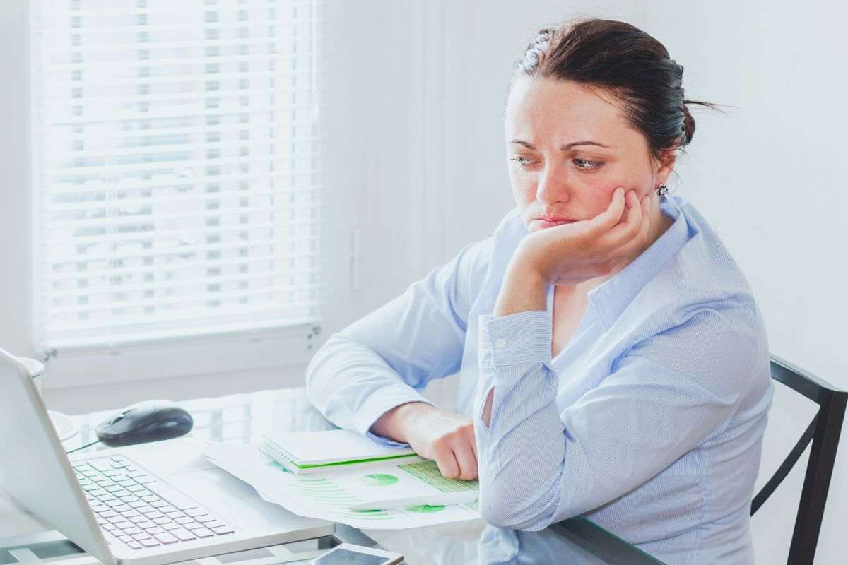 Donna al lavoro con aria stressata