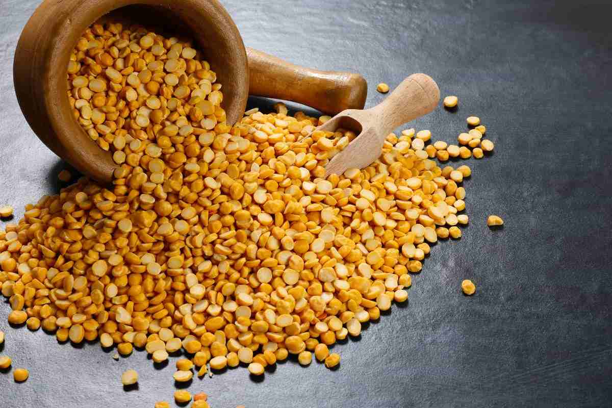 Lenticchie rosse sparse sul tavolo