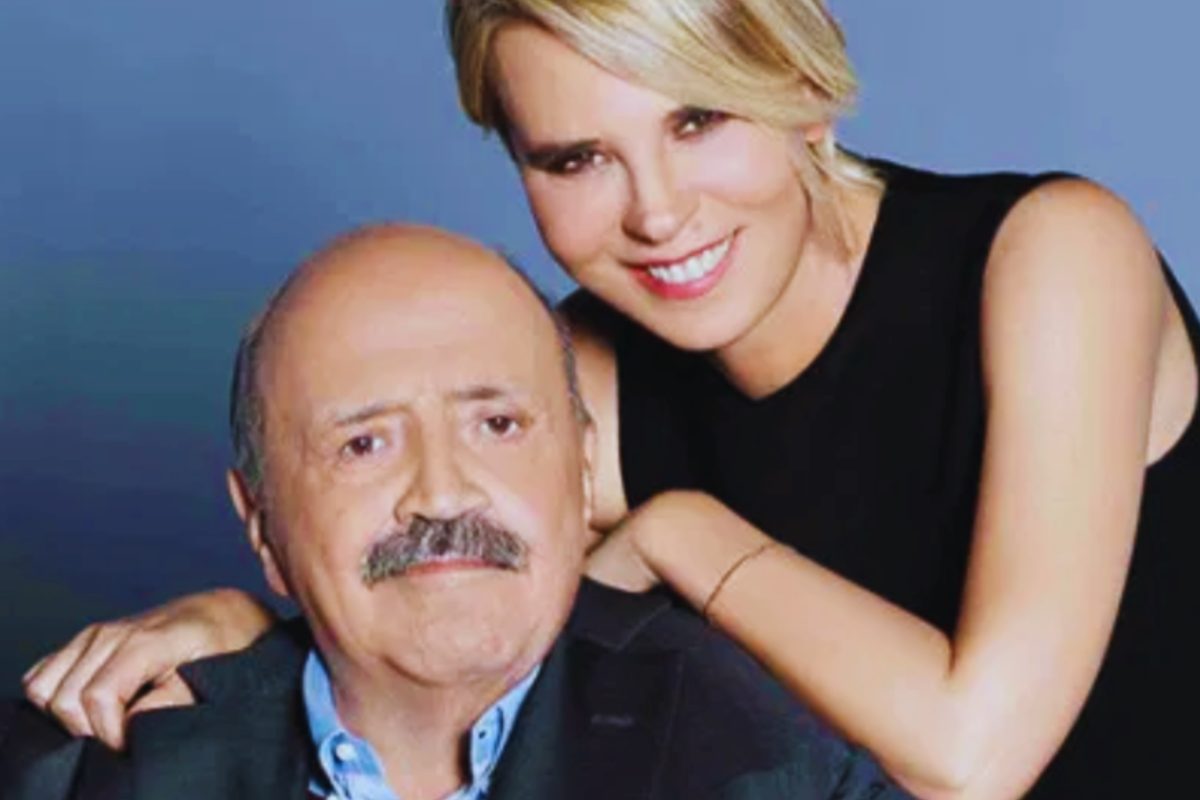 Maurizio Costanzo con Maria De Filippi in posa sorridenti