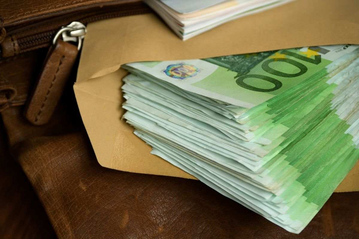 Migliaia di euro sottobanco