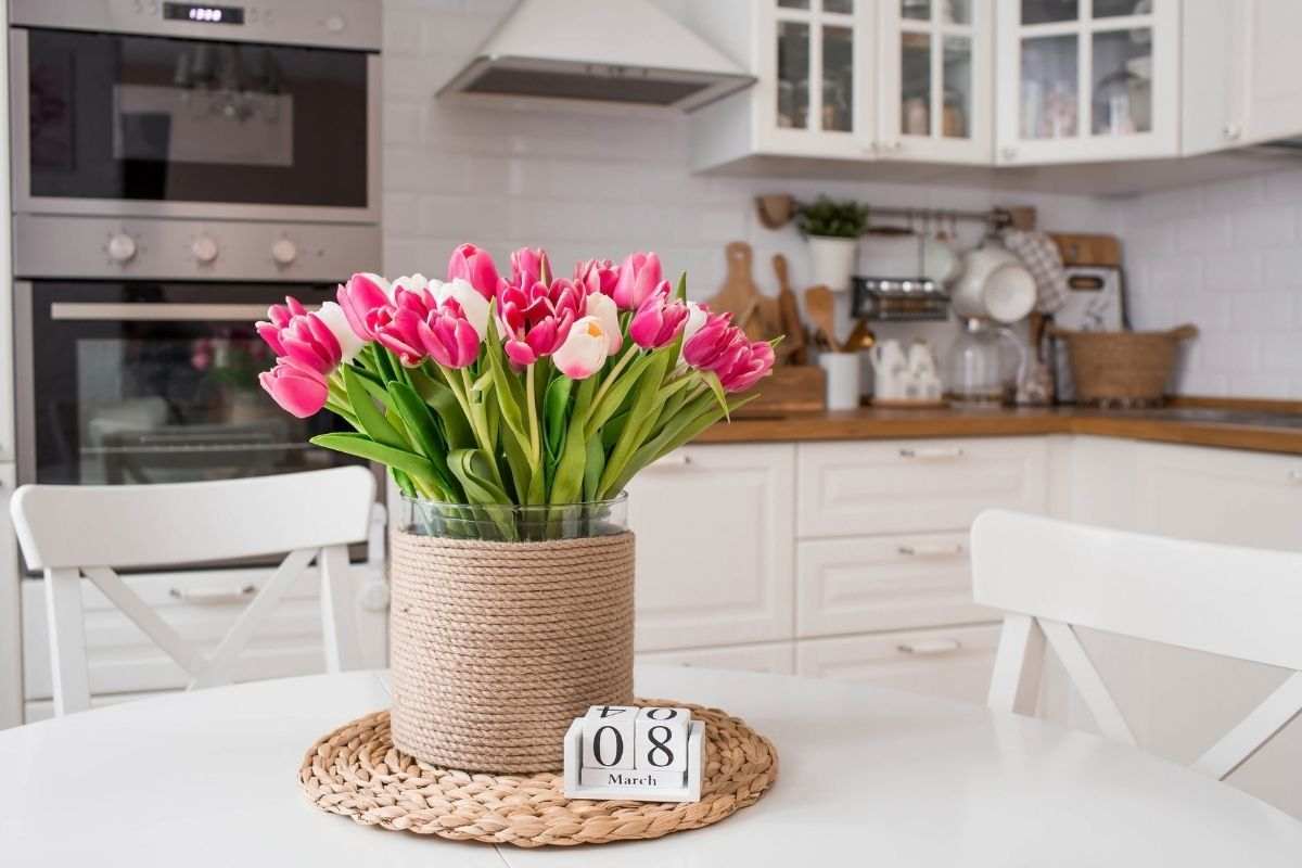 Vaso con fiori posto in cucina