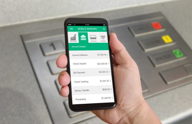 App della banca su smartphone e sportello su sfondo