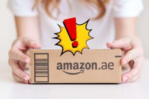 Cliente controlla il pacco Amazon