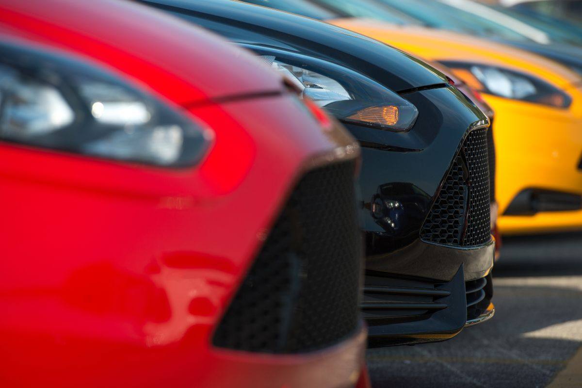 auto in vendita in un autosalone