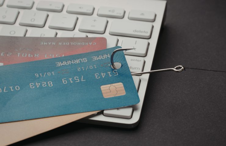 Carte di credito all'amo su una tastiera