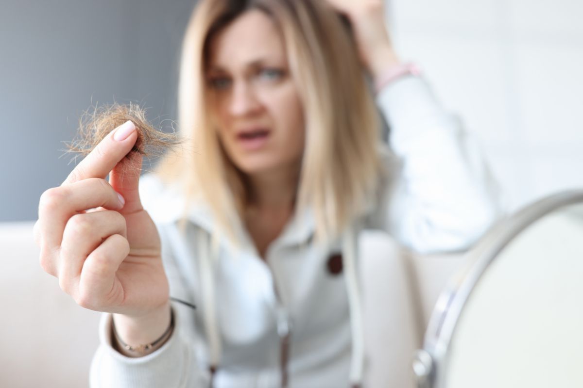 Signora si strappa i capelli