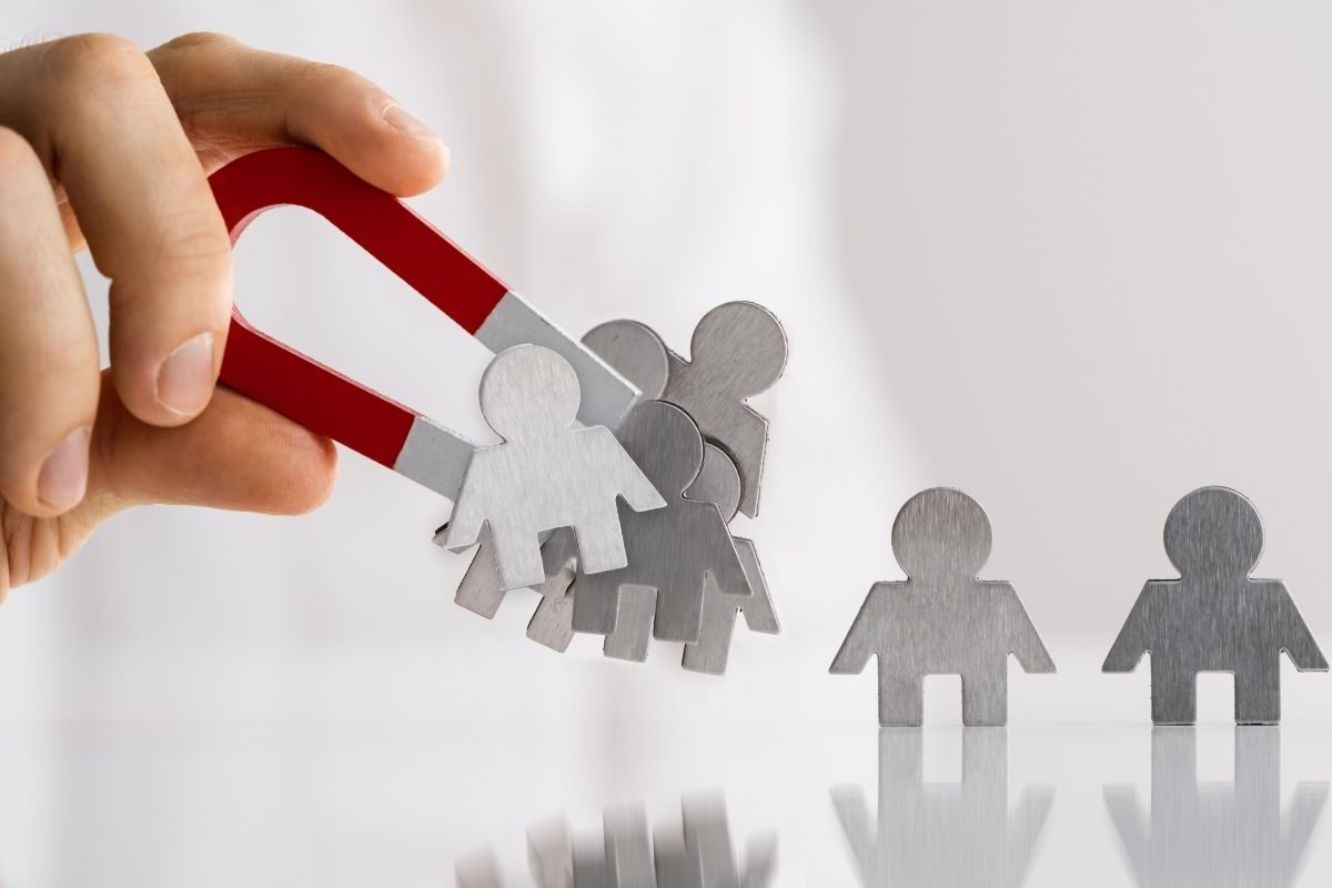 Calamita che attira metalli a sagoma umana