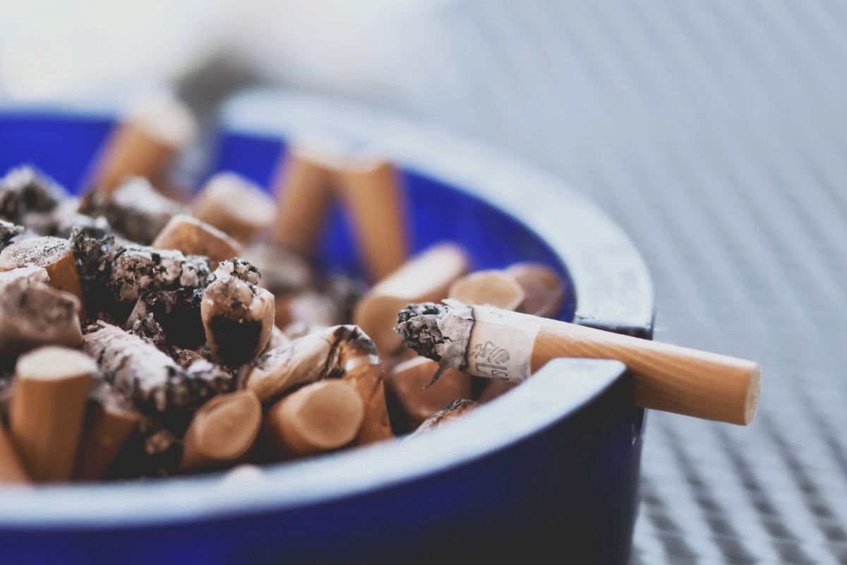 Tante cicche di sigarette nel posacenere