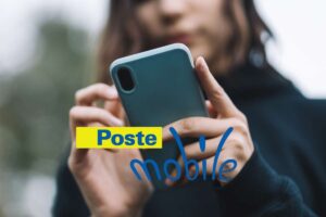 Donna che usa smartphone ed il logo di Poste Mobile