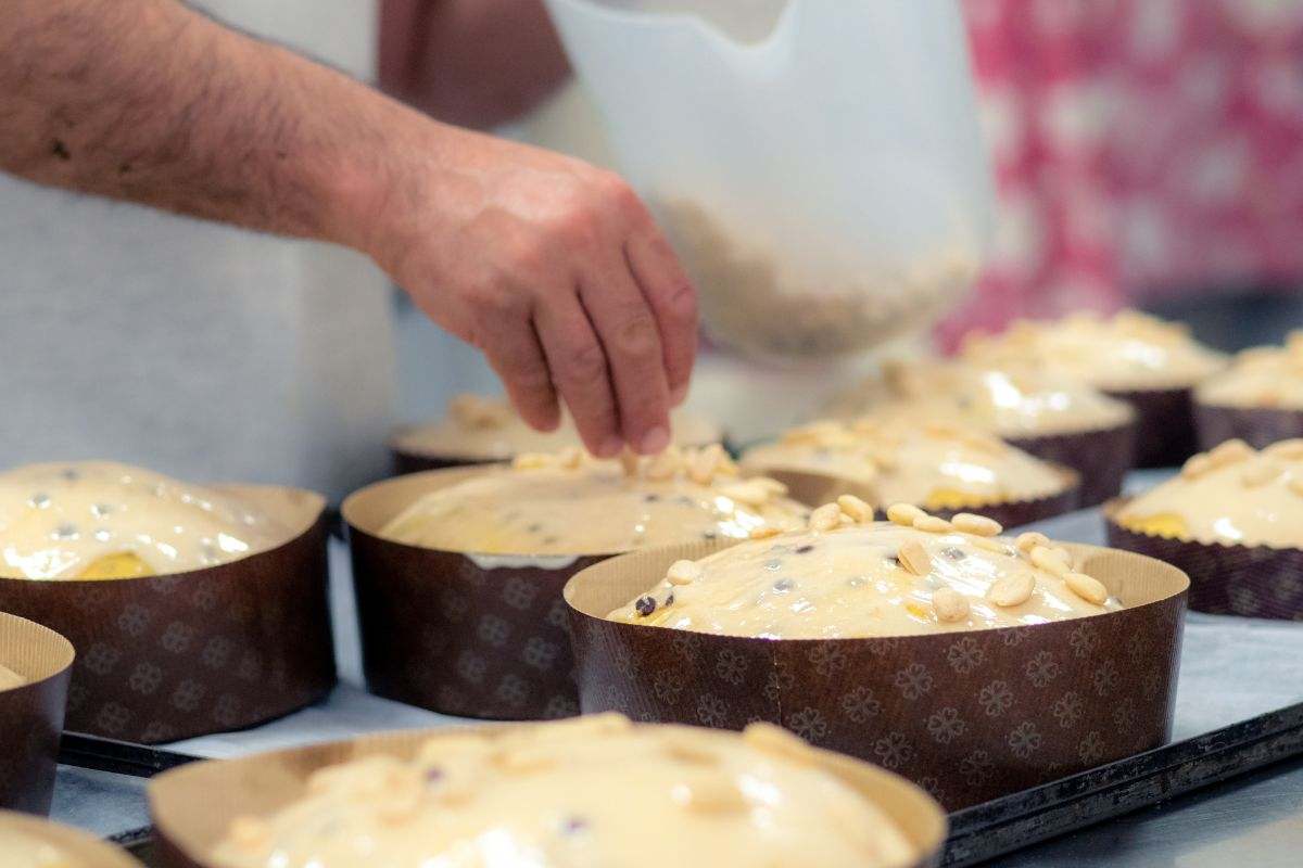 Pasticciere prepara i panettoni di Natale