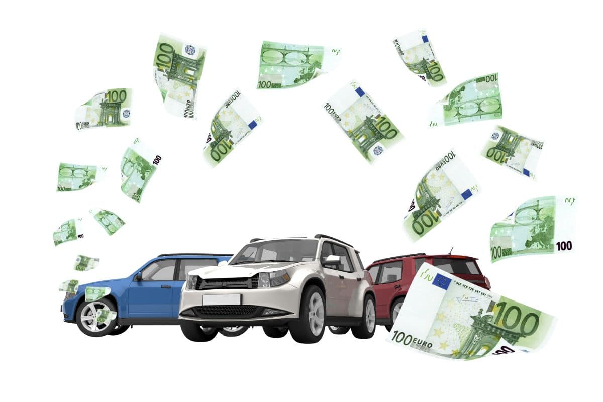 banconote 100 euro e auto