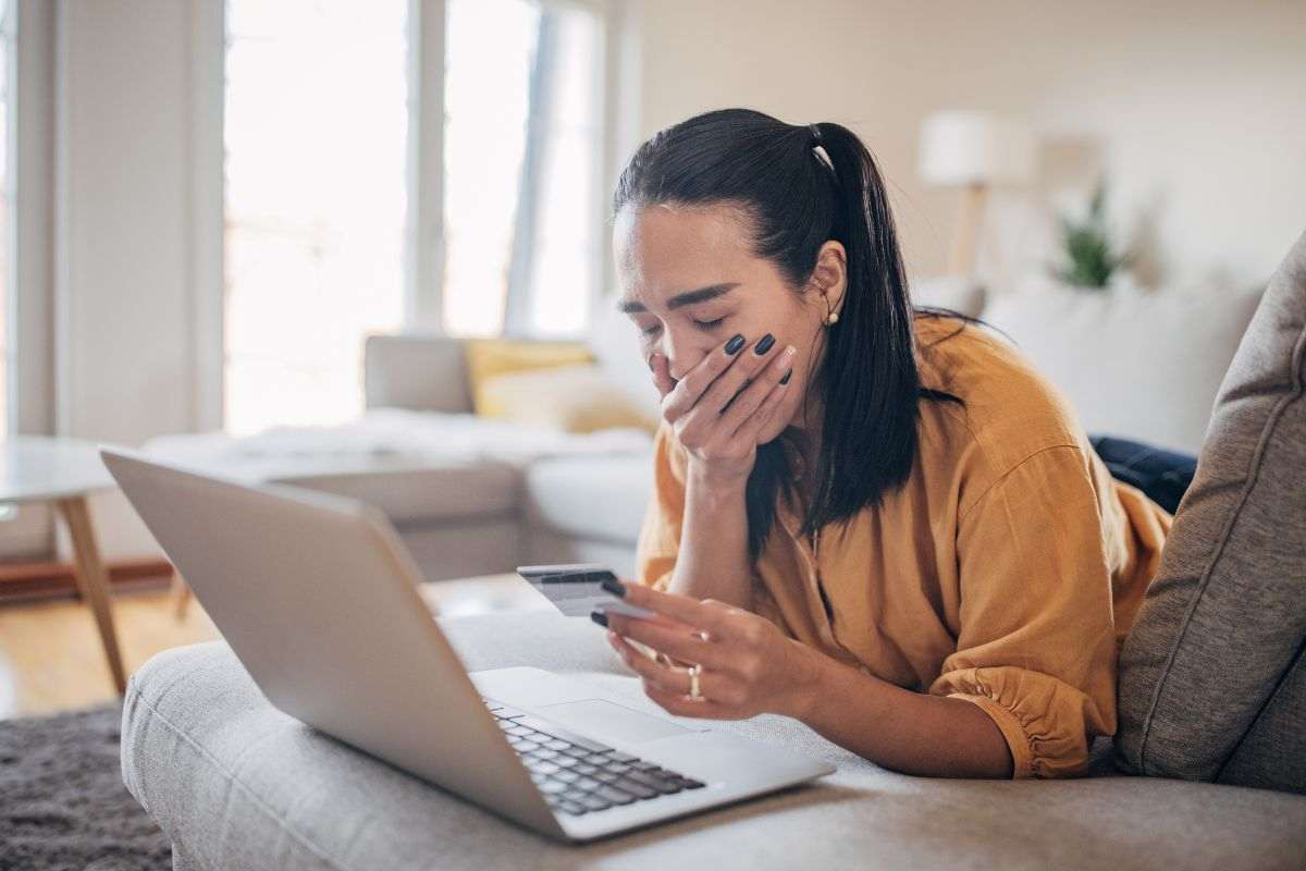 Ragazza controlla il suo conto svuotato