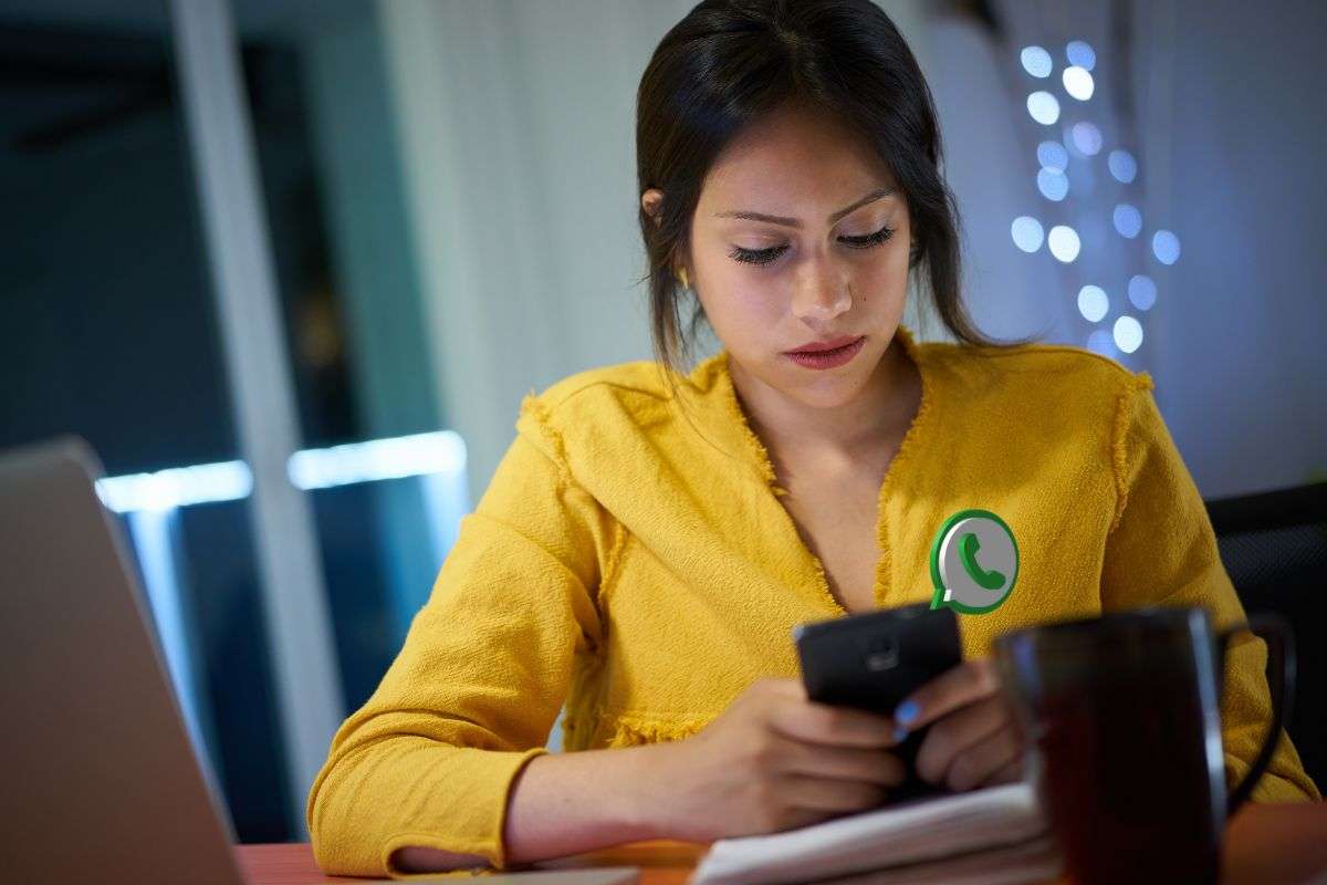 Ragazza chatta con altre persone