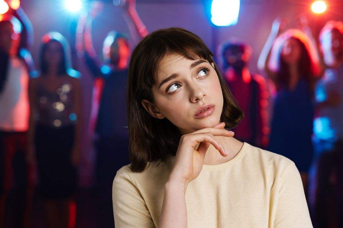 Ragazza isolata non si diverte in discoteca