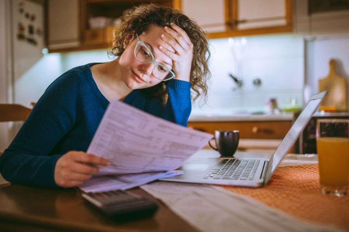 Ragazza controlla una bolletta