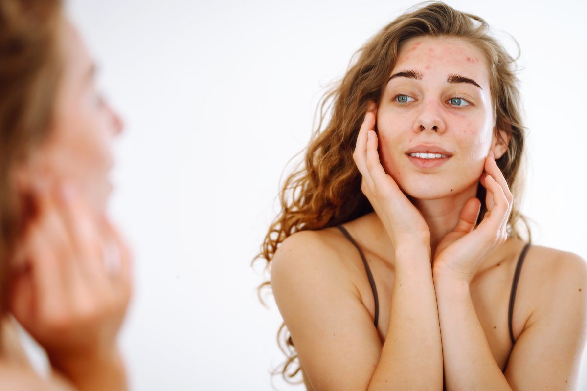 Giovane allo specchio