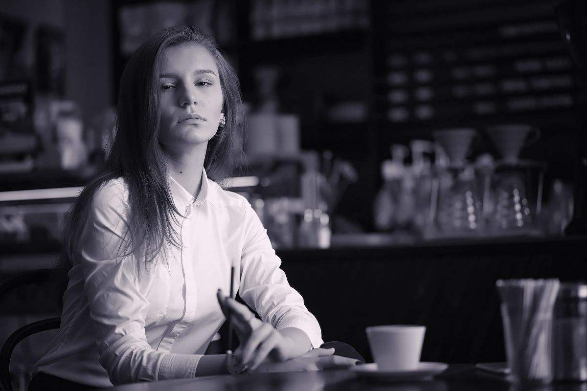 Donna beve un caffè da sola