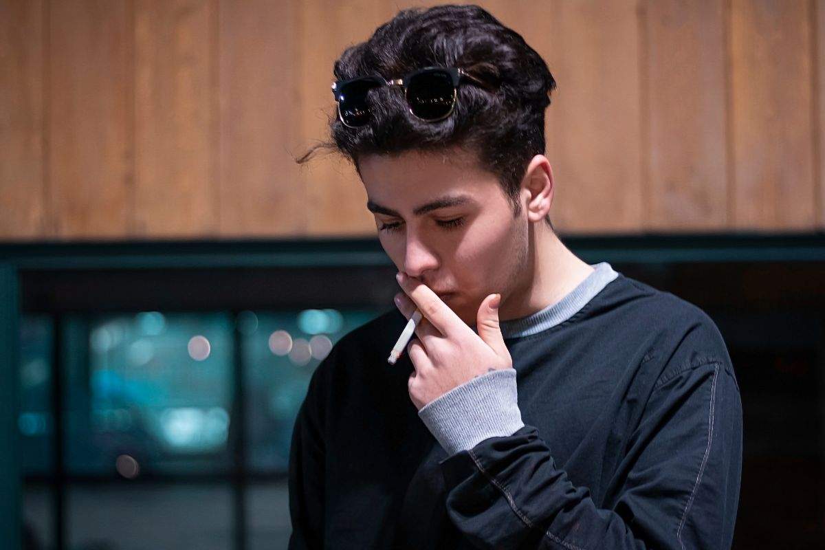 Uomo tira boccata di fumo